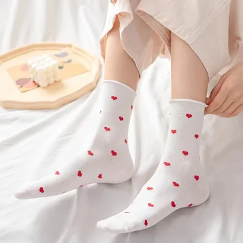 2 двойки жени средни чорапи комплект червено сърце модел в бели чорапи мода дишаща за женски случайни стил
