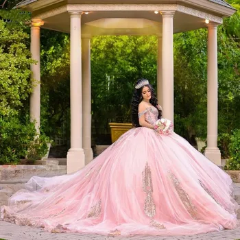 2023 Розови Quinceanera рокли дантела апликация разстояние рамо сладък 16 кристал мъниста vestidos де 15 топка рокля бала рокли маскарад