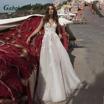Gabriellar Sparkly 3D апликации Сватбени рокли за Mariages Без ръкави V Neck A Line Backless Tulle Sweep Train Булчински рокли