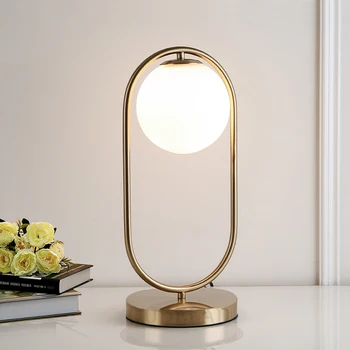 Nordic Art Deco Златна настолна лампа за тяло Метална основна плоча Модерна минималистична матирано стъкло Led настолна лампа за стая за учене / легло