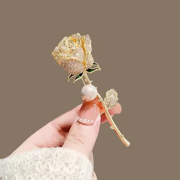 Златен цвят роза брошка за жени луксозен дизайн червен романтичен кристал лале цвете брошка щифтове бижута сватба рожден ден