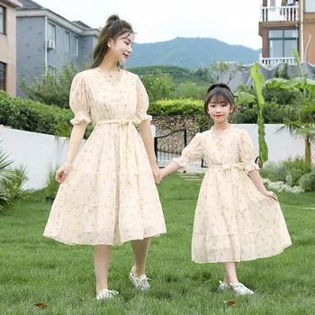 Лято 2022 Корейски стил мода цвете семейство съвпадение рокли мама и дъщеря къс ръкав празник ежедневна рокля детски екипировки