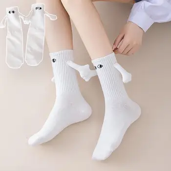 Сладък двойка чорапи магнитни 3D държи ръка кукла чорапи лято мъже жени средата тръба чорапи кратко средна тръба спортни чорапи смешно подарък