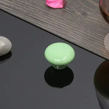 Цветно чекмедже издърпва дръжката на чекмеджето против падане Прости устойчиви на корозия цветни кръгли керамични копчета за шкафове